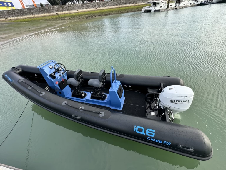 3D Tender IQ6 charter bareboat eller skeppad i La Rochelle