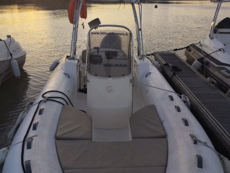 RIB för uthyrning Châtelaillon-Plage till det bästa priset 