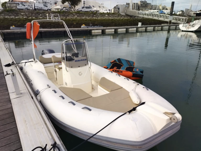 Capelli Tempest 600 charter bareboat eller skeppad i Châtelaillon-Plage