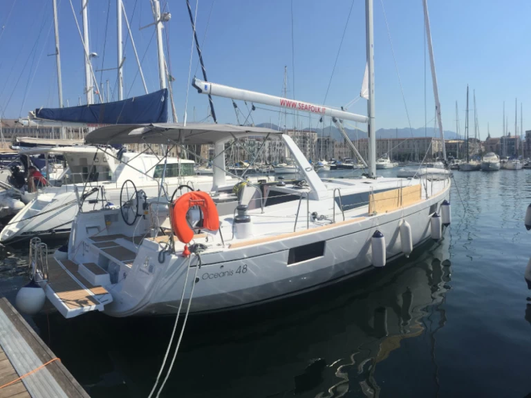 Hyr en Bénéteau Oceanis 48 Marsala 