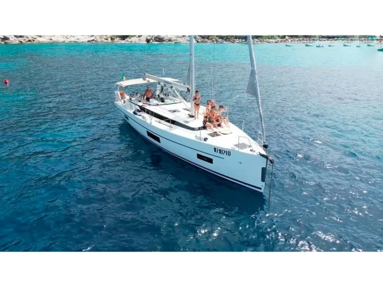 Bavaria Bavaria C45 charter bareboat eller skeppad i Cugnana Verde