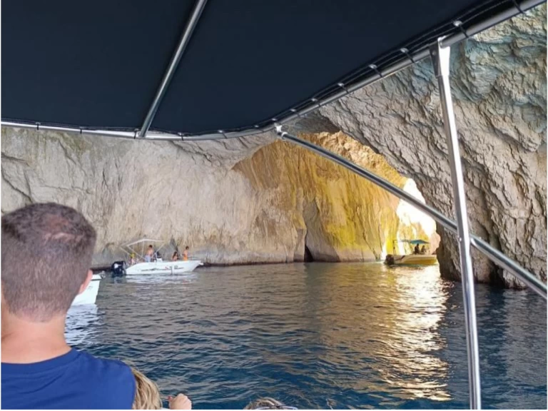 Uthyrning Motorbåt  Mercan med en båtlicens 