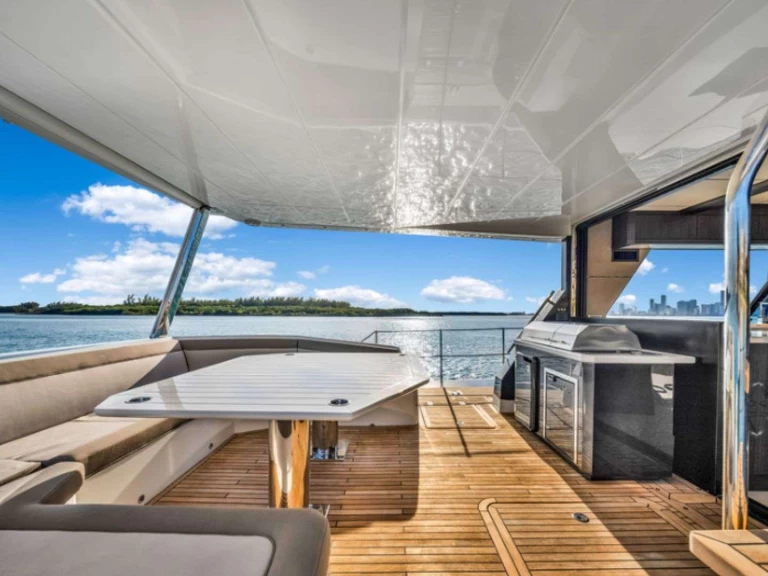 Galeon Seven Seas charter bareboat eller skeppad i Miami Beach