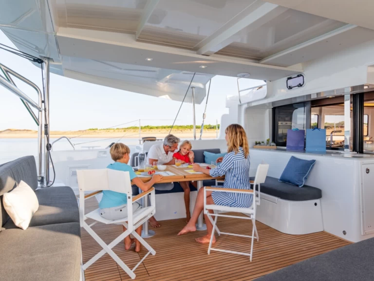 Hyra Katamaran  med eller utan skeppare Lagoon Playa Sardinera 