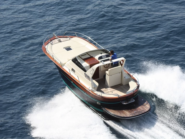 Jeranto Gozzo 30C charter bareboat eller skeppad i Positano (Italien)