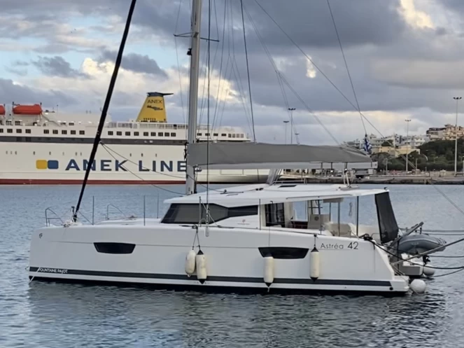 Fountaine Pajot Astrea 42 charter bareboat eller skeppad i Heraklion Port