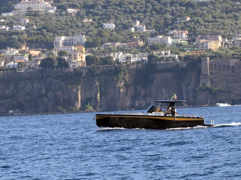 Allure 38 charter bareboat eller skeppad i Sorrento