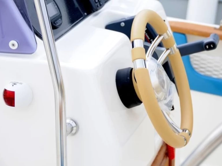 marinesite 18 OPEN  charter bareboat eller skeppad i Sirmione