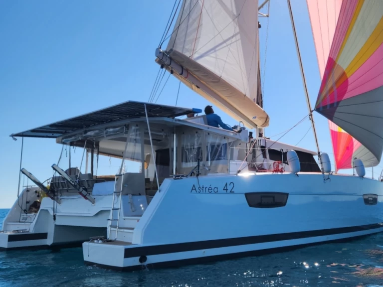 Lagoon Lagoon 400 charter bareboat eller skeppad i Sète
