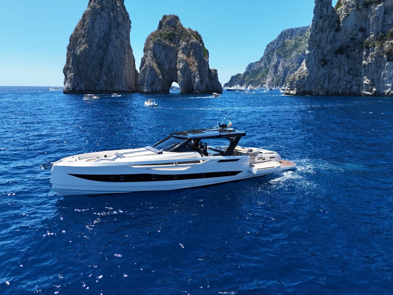 Cayman 540WA charter bareboat eller skeppad i Sorrento