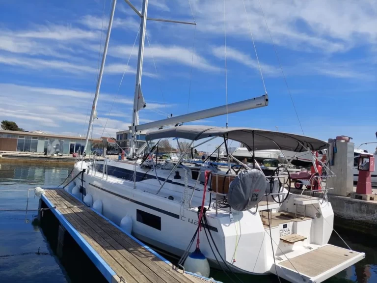 Bavaria Bavaria C42 charter bareboat eller skeppad i Zadar