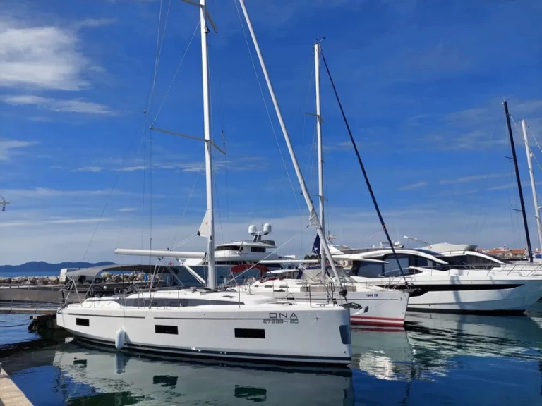 Bavaria Bavaria C42 charter bareboat eller skeppad i Zadar