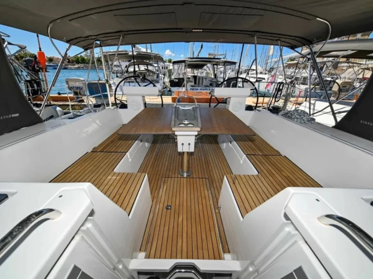 Yacht charter Zadar billig Bavaria C45