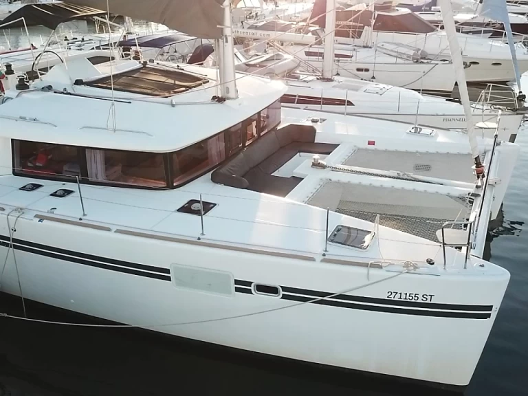 Hyra Katamaran  med eller utan skeppare Lagoon Lavrio 