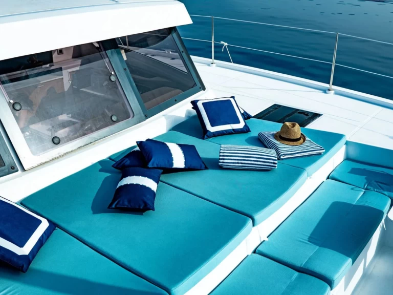 Yacht charter Palermo billig Bali Catspace Voile