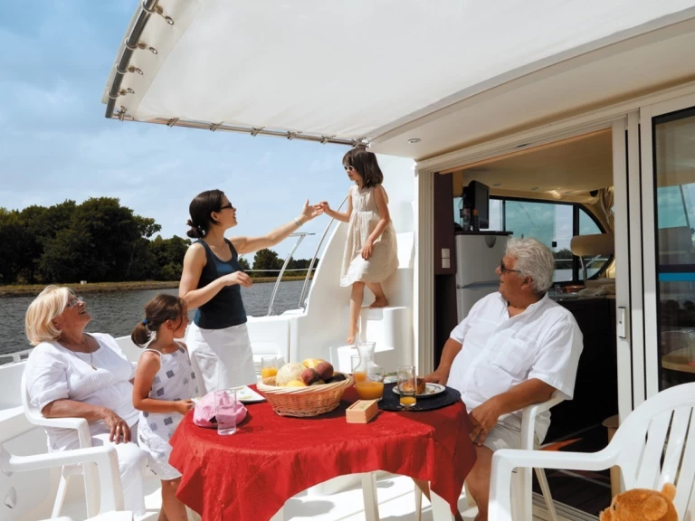 Nicols Estivale Quattro charter bareboat eller skeppad i Eembrugge