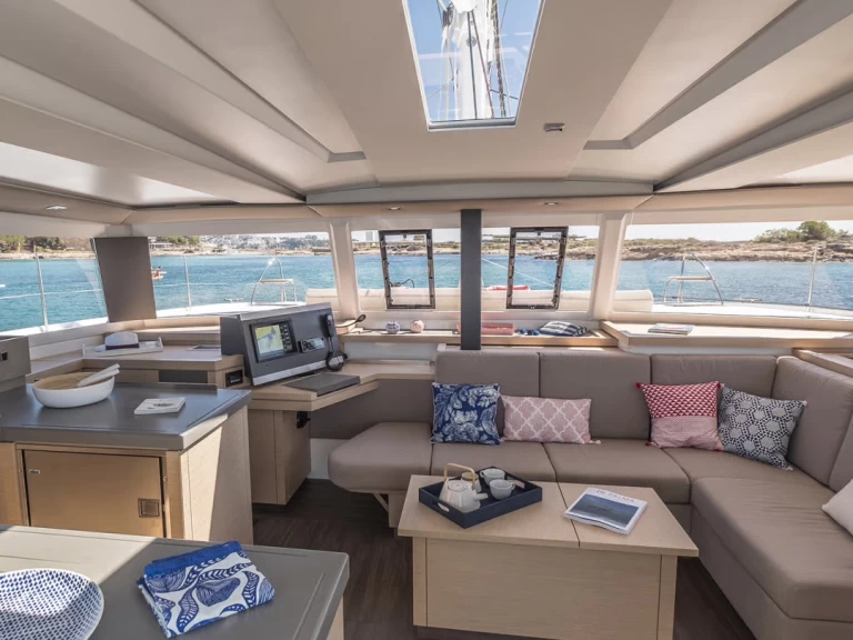 Yacht charter Irákleion billig Astrea 42