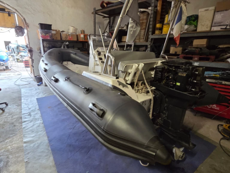 Uthyrning RIB Sacs med en båtlicens 