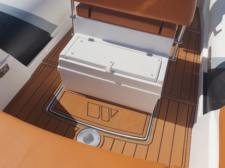 Tiger Tiger TL 650 charter bareboat eller skeppad i Bormes-les-Mimosas