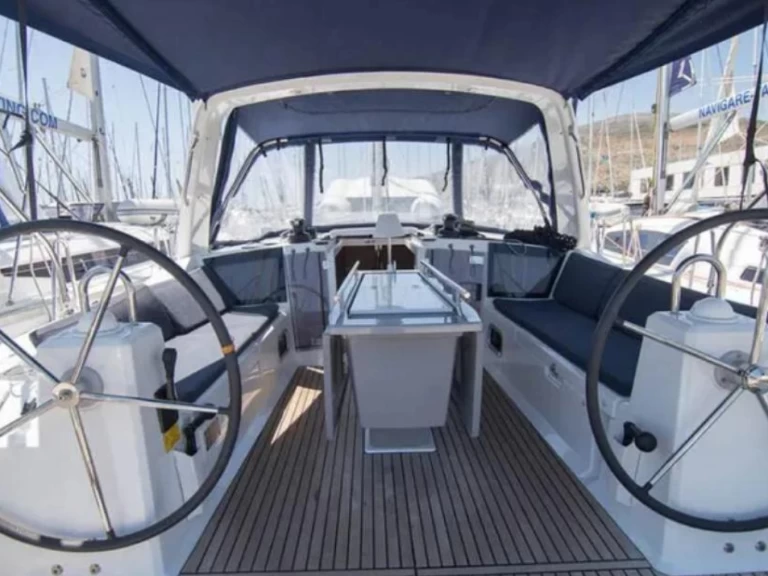 Bénéteau Oceanis 41.1 charter bareboat eller skeppad i Gouvia