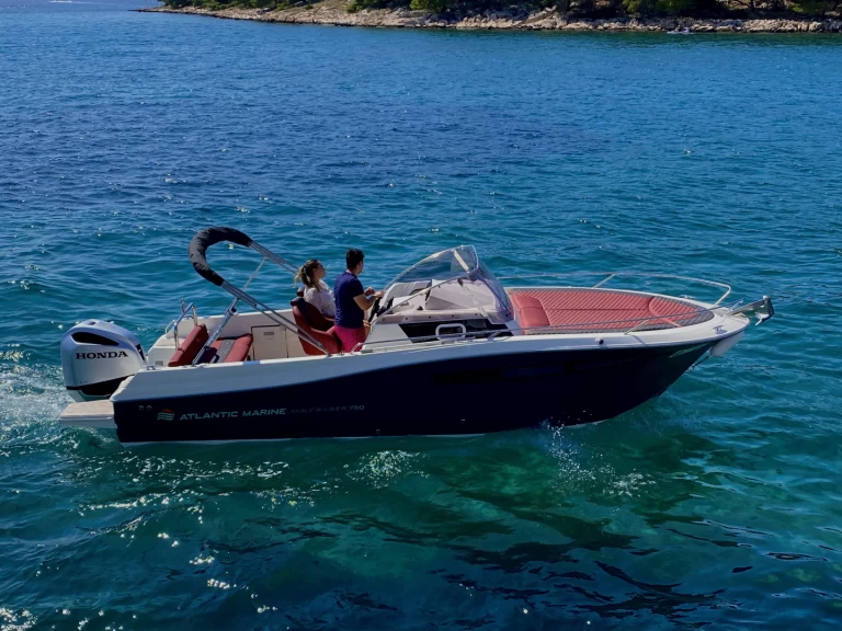 Atlantic 730 Sun Cruiser charter bareboat eller skeppad i Tribunj