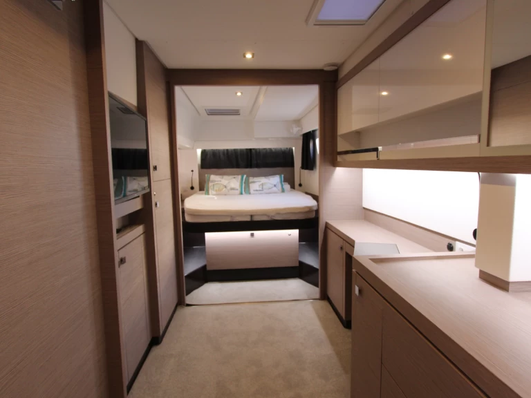 Hyra Katamaran  med eller utan skeppare Fountaine Pajot Olbia 