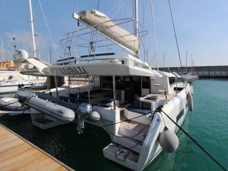 Hyr en Dufour Dufour Catamarans 48 Sail Olbia 