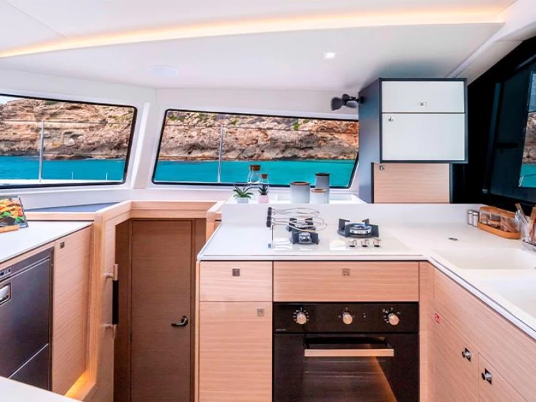 Nautitech Nautitech 44 Open charter bareboat eller skeppad i Lavrio