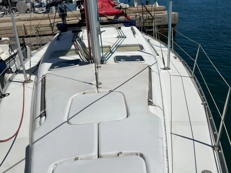 Bénéteau OCEANIS CLIPPRT 393 charter bareboat eller skeppad i La Marina de Valencia