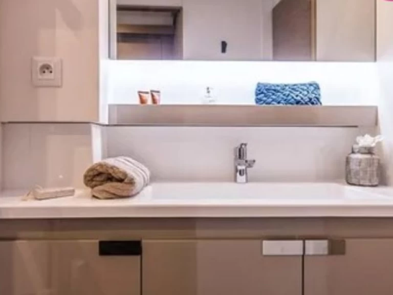 Hyra Katamaran  med eller utan skeppare Fountaine Pajot Alimos 