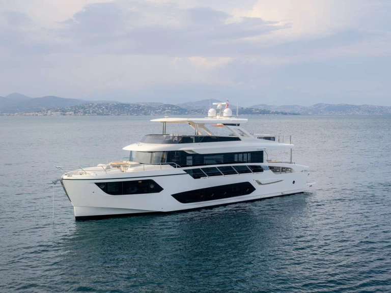 Absolute SEMELA charter bareboat eller skeppad i Antibes