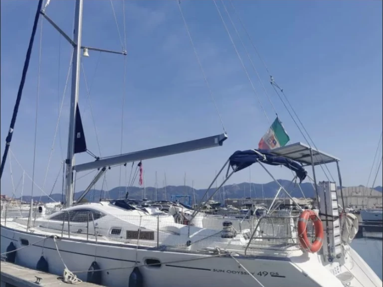 Jeanneau Sun Odyssey 49 DS charter bareboat eller skeppad i San Vincenzo