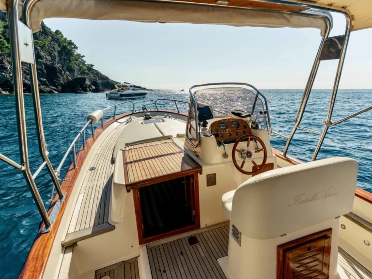 Fratelli Aprea Sorrento 7,50 open cruise charter bareboat eller skeppad i Lavagna