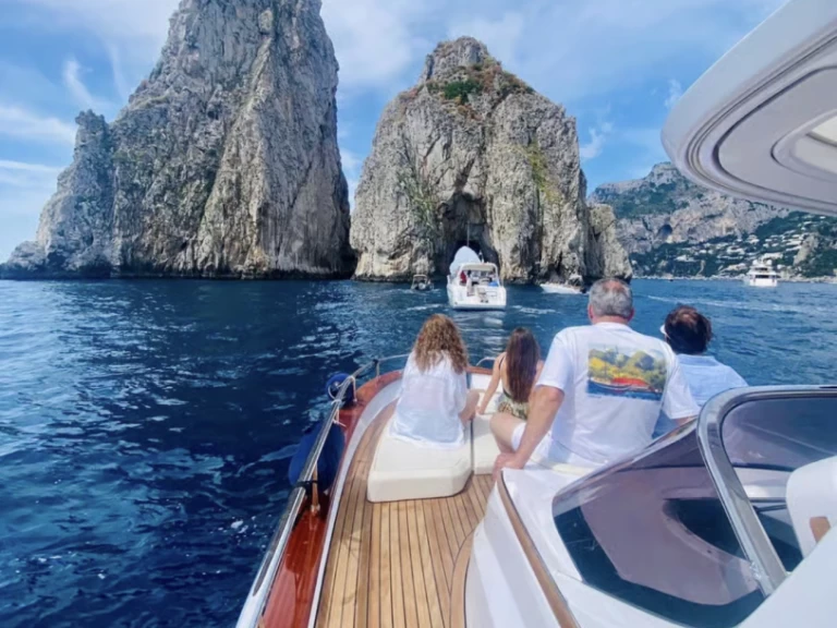 Mimi 9.5 Elite charter bareboat eller skeppad i Sorrento