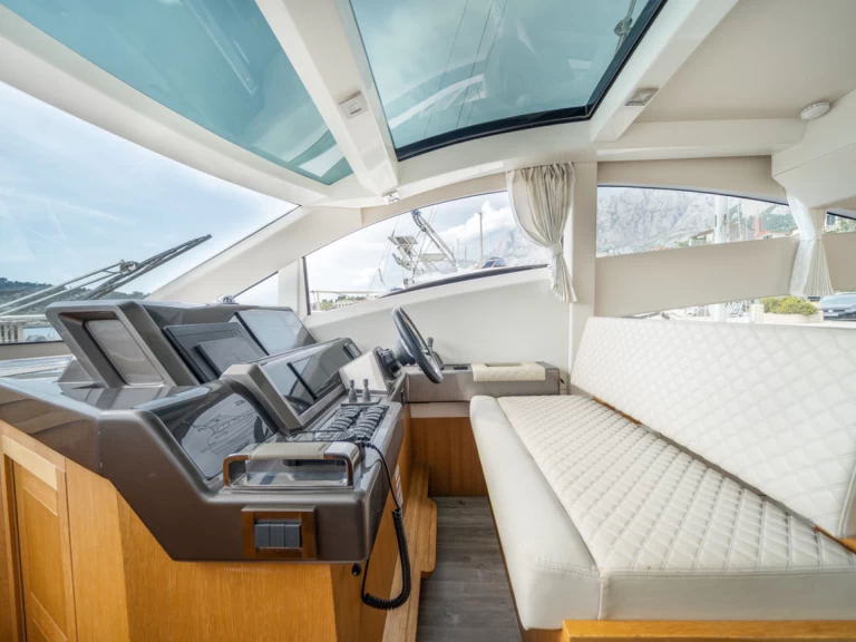 Yacht charter Makarska billig Galeon 430 Skydeck