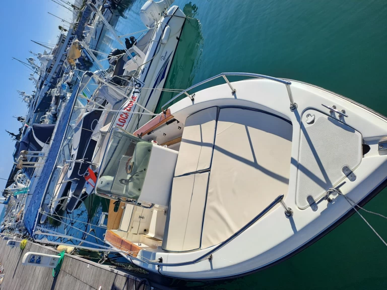 Uthyrning Motorbåt  Ranieri med en båtlicens 