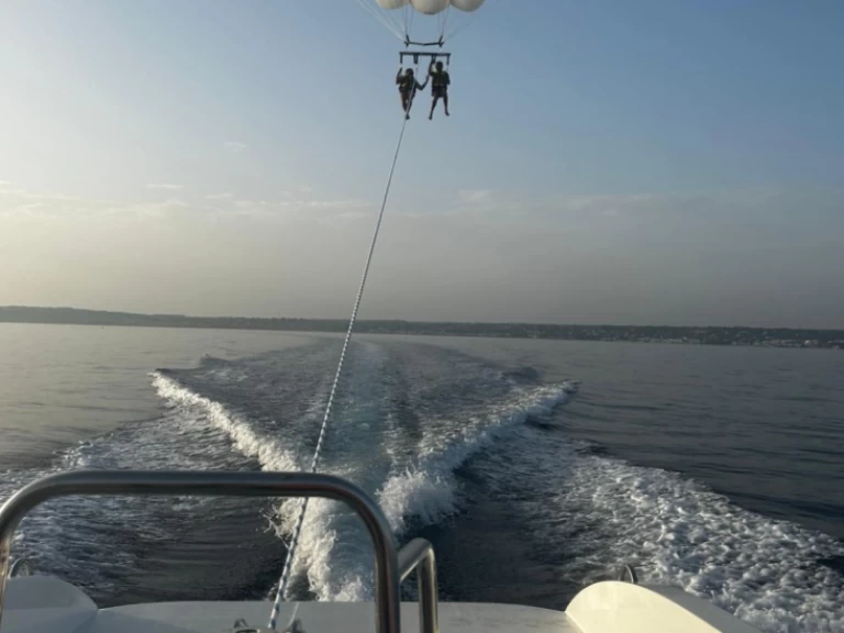 Yacht charter Torre Vado billig Parasailing 28