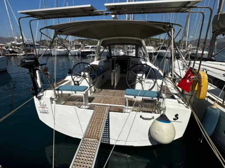 Bénéteau Oceanis 38.1 charter bareboat eller skeppad i Gocek