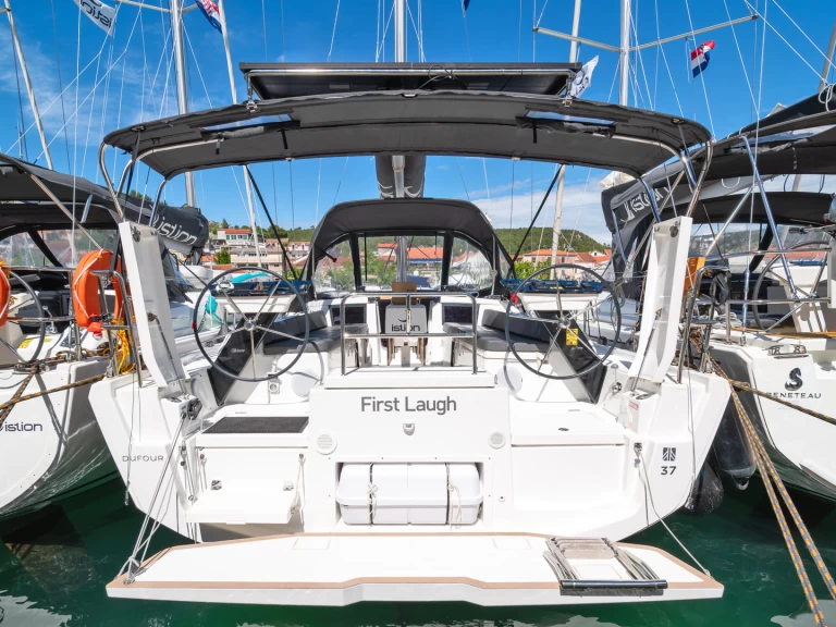 Dufour Dufour 37 charter bareboat eller skeppad i Skradin