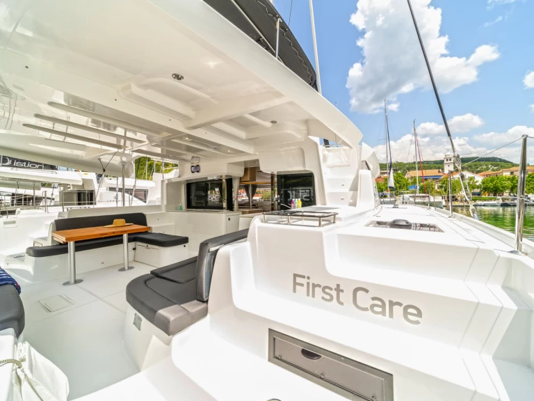 Hyra Katamaran  med eller utan skeppare Lagoon Skradin 