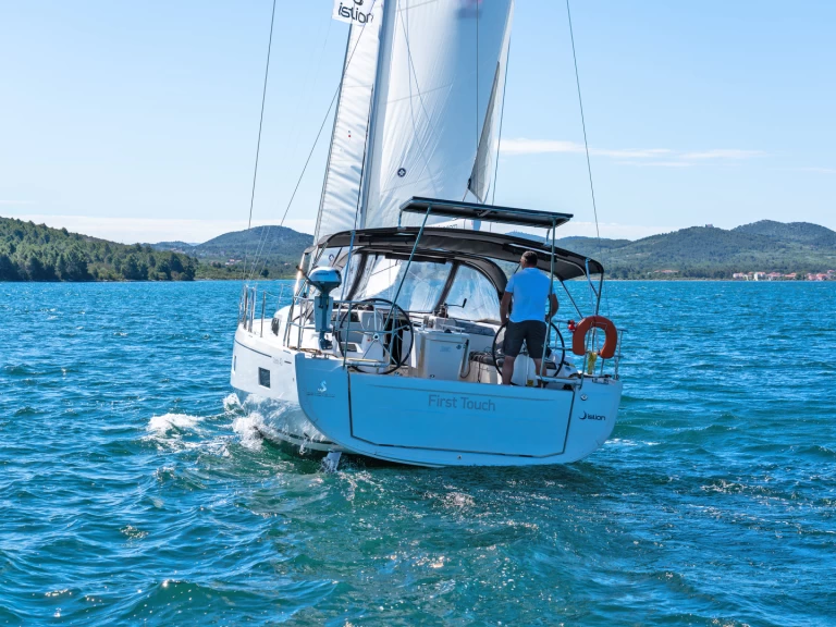 Bénéteau Oceanis 40.1 charter bareboat eller skeppad i Skradin