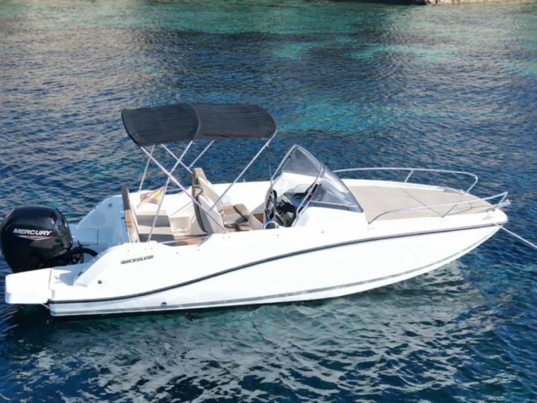 Uthyrning Motorbåt  Quicksilver med en båtlicens 