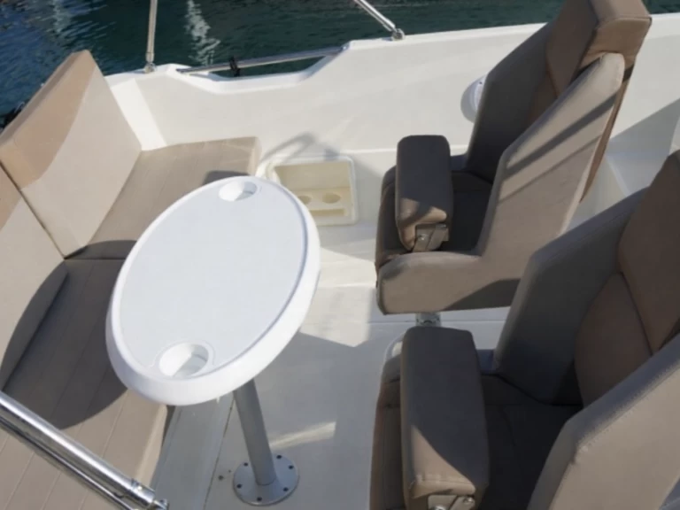 Quicksilver Activ 605 Sundeck charter bareboat eller skeppad i Spanien 