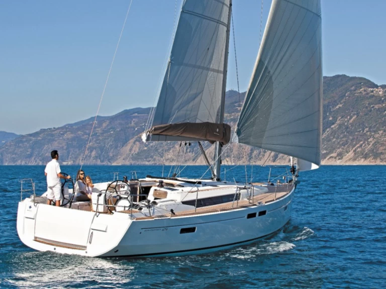 Jeanneau Sun Odyssey 519 charter bareboat eller skeppad i Santa Cruz de Tenerife
