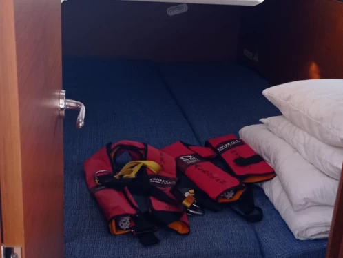 Uthyrning Segelbåt  Jeanneau med en båtlicens 