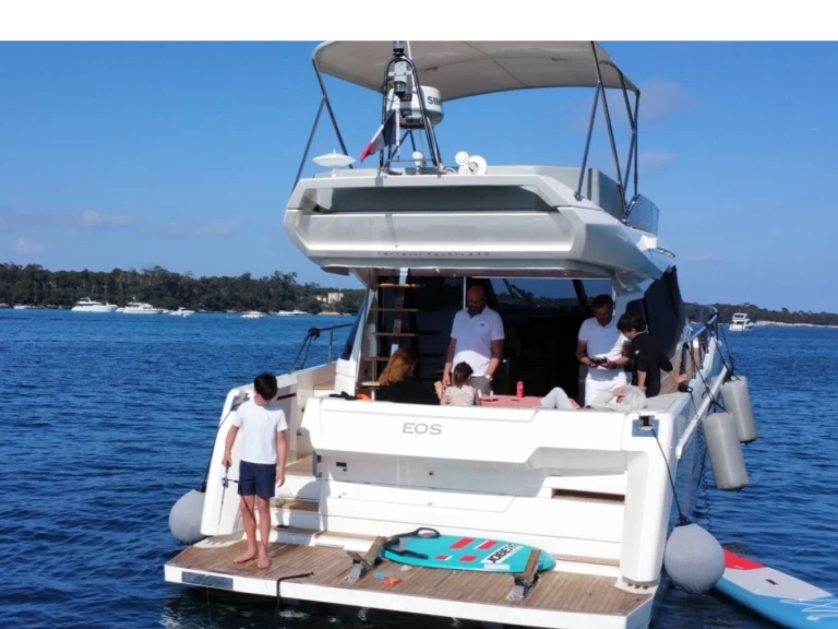 Ferretti 450 FLY charter bareboat eller skeppad i La Napoule