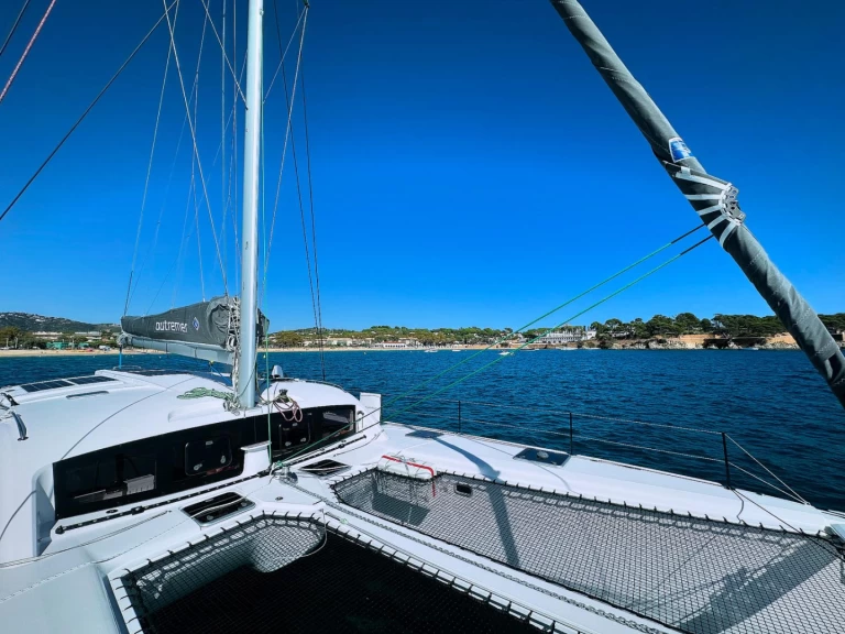 Outremer 45 charter bareboat eller skeppad i Palma de Mallorca