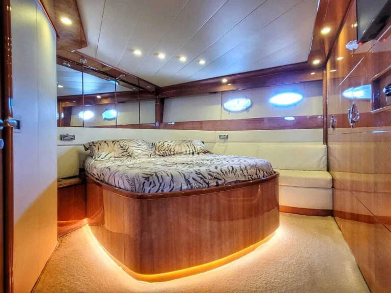 Uthyrning Motorbåt  Pershing med en båtlicens 