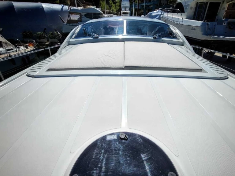 Pershing Pershing 65 charter bareboat eller skeppad i Portofino