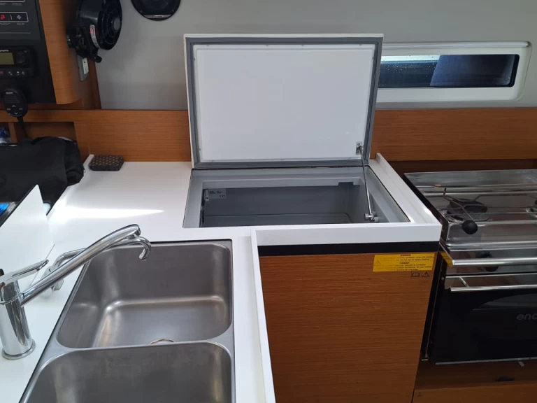 Uthyrning Segelbåt  Jeanneau med en båtlicens 